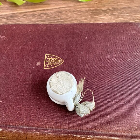 Miniature Ceramic Chamber Pot 1/12 Scale, Vintage Carnival Prize - Picture 4 of 5